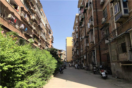 华美小区2室2厅1卫70/12平五楼顶26万